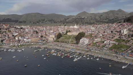 Bunter-Titicaca-Yachthafen-In-Der-Hochandenseestadt-Copacabana,-Bolivien