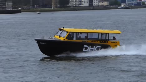 Ein-Wassertaxi-Auf-Dem-Fluss-Nieuwe-Maas-In-Rotterdam-Fährt-Mit-Hoher-Geschwindigkeit-Vorbei