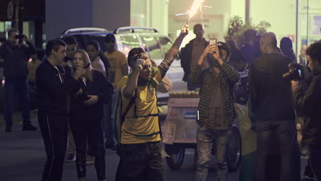 Mann-Hantiert-Feuerwerk-Unter-Anhängern-Des-Gewählten-Brasilianischen-Präsidenten-Jair-Messias-Bolsonaro,-Der-2018-Seinen-Sieg-Am-Pool-Feiert