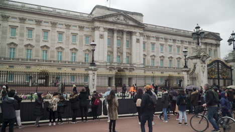 Visitors-outside-Buckingham-Palace-paying-respects-to-the-late-Prince-Philip