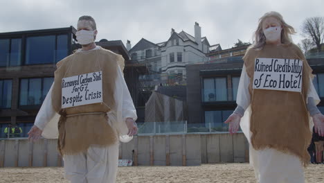 Aktivisten-Protestieren-Gegen-Umweltschäden-An-Bäumen-Am-Strand-Vor-Dem-Carbis-Bay-Hotel-In-Cornwall