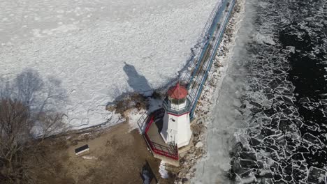 4K-drone-video-of-Cheboygan,-Michigan-lighthouse-in-winter