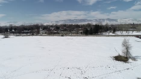 Ein-Flug-über-Einem-Verschneiten-Feld-In-Fort-Collins,-Colorado,-März-2021-Nach-Einem-Historischen-Schneesturm