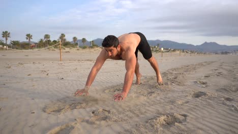 Muskulöser-Sportler-Macht-Froschsprünge-Mit-Nacktem-Oberkörper-Am-Strand,-Stoffwechseltraining