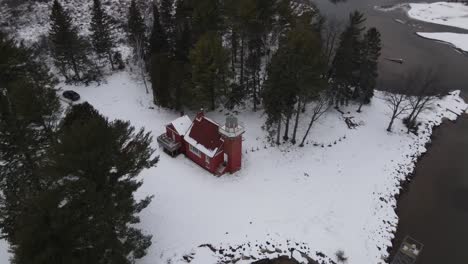 4K-Drohnenvideo-Des-Sandpoint-Leuchtturms-In-Baraga,-Michigan-Im-Winter