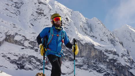Lächelnder-Skifahrer-Posiert-Für-Ein-Foto-Vor-Der-Verschneiten-Bergkette