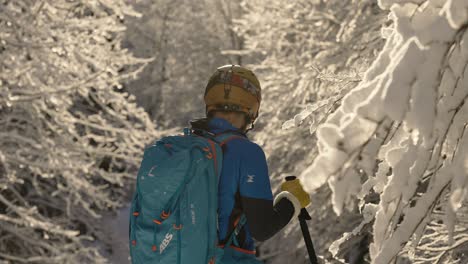 Esquiador-Sonriente-Gira-Hacia-El-Bosque-Encantado-Cubierto-De-Nieve
