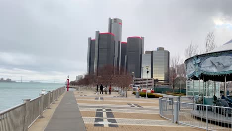 Panoramaaufnahme-Des-Detroit-Riverwalk-Oder-Des-Flussufers,-Schwenk-Nach-Rechts