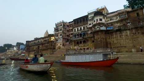 Die-Morgendliche-Bootsfahrt-Auf-Dem-Ganges-Mit-Der-Fassade-Antiker-Gebäude-In-Varanasi,-Indien