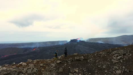 Excursionistas-En-El-Volcán-Fagradalsfjall-Durante-La-Erupción-En-Islandia---Toma-Aérea-De-Drones