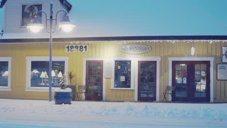 Early-morning-in-Poulsbo-Washington-with-a-rare-snowfall,-a-view-of-a-downtown-bakery