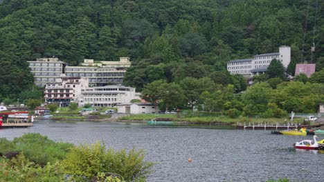 Fuji-Five-Lakes,-Kawaguchiko-Schwenk,-Einspielaufnahme