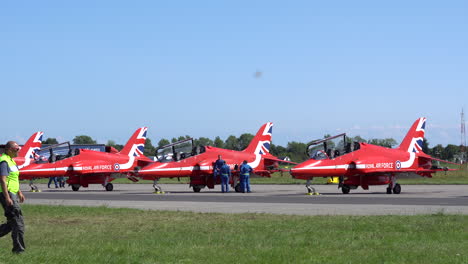 Red-arrows-Mechanics-of-BAE-Hawks-aircrafts-in-the-airport