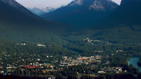Vista-Del-Valle-De-Banff-Con-Montañas-Y-Ciudad