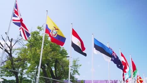 Flaggen-Verschiedener-Länder-Wehen-Bei-Den-Olympischen-Und-Paralympischen-Spielen-In-Tokio