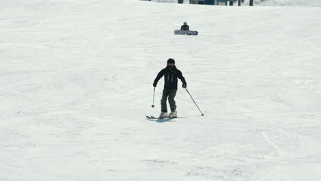 Winter-Sport---Skilled-Man-Skiing-On-Downhill-Of-Ski-Resort-In-Gifu,-Japan
