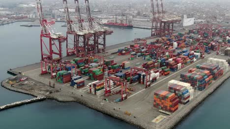 Kräne-Und-Container-Am-Containerterminal-Im-Hafen-Von-Callao-In-Peru