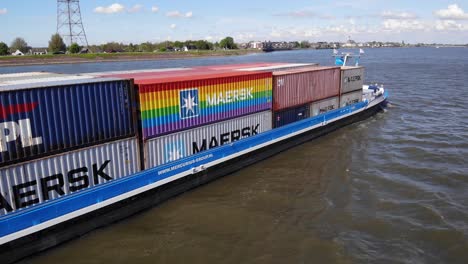 Binnenschiff-Mit-Stapel-Intermodaler-Container,-Die-über-Den-Fluss-In-Der-Nähe-Von-Kinderdijk,-Niederlande,-Fahren