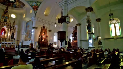 Kircheninnenraum-Mit-Kirchgängern-In-Der-Molo-Kirche-In-Der-Stadt-Iloilo,-Philippinen