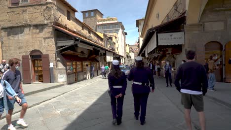 Gente-Caminando-Por-El-Ponte-Vecchio-En-Florencia,-Es-Un-Puente-De-Arco-Segmentario-Cerrado-De-Piedra-Medieval-En-Italia,-12-De-Enero-De-2022