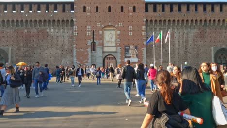 Menschen-Gehen-Zum-Gewölbten-Toreingang-Des-Sforzesco-Schloss-In-Mailand,-Italien