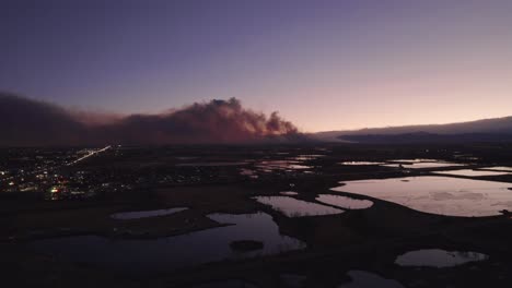 Drohnen-Luftaufnahme-Des-Marshall-Feuers-In-Boulder-County,-Colorado,-Verheerender-Rauch-Zur-Goldenen-Stunde-Am-Abend
