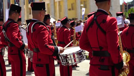 Baterista-De-La-Guardia-Nacional-Hombres-Banda-De-Metales-Manos-Tocando-Música-En-El-Desfile-Militar-De-Tirana