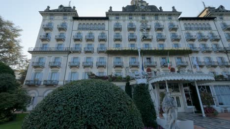 Main-entrance-of-luxurious-Grand-Hotel-des-Iles-Borromées-in-Stresa,-Italy