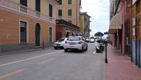 Coches-En-Estrecha-Calle-Europea-Tráfico-Time-lapse-En-Santa-Margherita-Ligure-Génova-Italia-Transporte