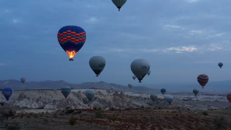 Heißluftballons-über-Der-Wüste-Von-Kappadokien-Bei-Sonnenaufgang---Drohnenaufnahme-Aus-Der-Luft