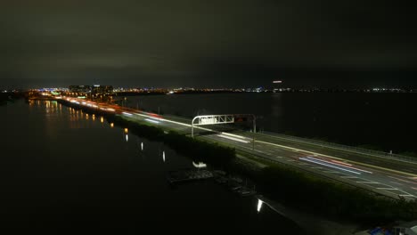 Tampa-Bay-Causeway-Bei-Nacht-Zeitraffer-Mit-Landenden-Flugzeugen