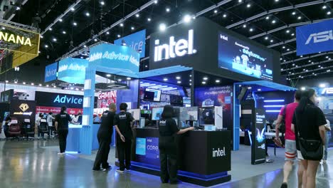 Intel-Muestra-Tecnología-En-El-Evento-Informático-Commart-Thailand-2022-En-Bitec-Bangna-Bangkok,-Tailandia