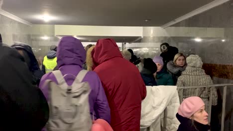 Los-Refugiados-De-Guerra-Y-Las-Personas-Desplazadas-De-La-Guerra-En-Ucrania-Se-Refugian-En-La-Estación-De-Metro-Mientras-Esperan-Un-Tren-Para-Escapar