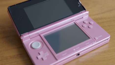 Close-Up-Tilt-Down-of-a-Nintendo-3DS