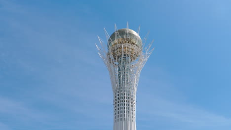 Berühmtes-Wahrzeichen-Der-Kasachischen-Hauptstadt-Bayterek,-Berühmter-Turm,-Nahaufnahme-Der-Goldenen-Kugel-An-Der-Spitze-Mit-Klarem,-Sonnigen-Himmel