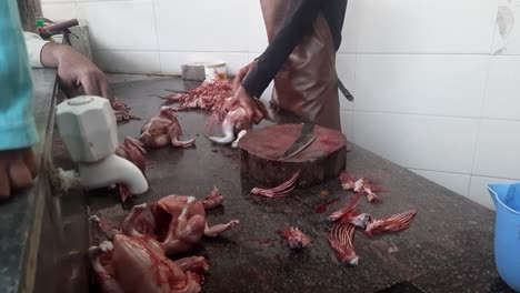 Männer-Schneiden-Rohes-Hühnerfleisch-In-Der-Outdoor-Werkstatt-In-Indien