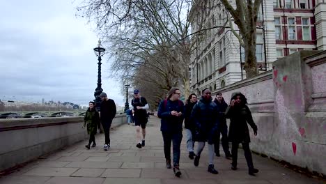 Londres,-Inglaterra--:-Muro-Conmemorativo-Nacional-Covid-Y-Gente-Caminando