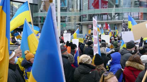 Pro-ukrainische-Menschen-Mit-Fahnen-Und-Plakaten-Versammeln-Sich-Während-Des-Russisch-ukrainischen-Krieges-Am-Nathan-Phillips-Square-In-Toronto,-Ontario,-Kanada