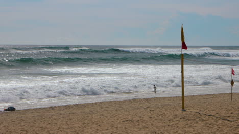 Große-Wellen-Krachen-Am-Strand-In-Mexiko