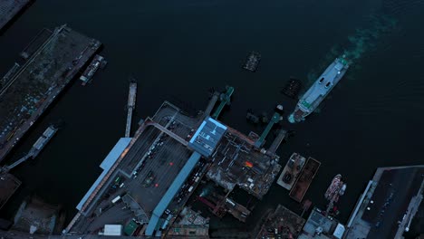 Boot-Fährt-In-Einen-Seattle-Pier-Ein,-Um-Fracht-Zu-Entladen