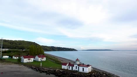 Drone-shot-pulling-away-from-the-Discovery-Park-lighthouse-in-Seattle,-Washington