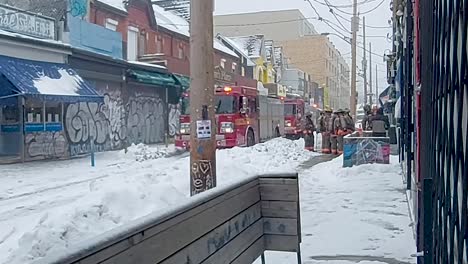 Feuerwehrleute-Vor-Jimmy&#39;s-Coffee-In-Der-Baldwin-Street,-Kensington-Market,-Toronto,-Bei-Schneefall