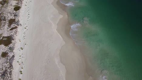 Luftaufnahme-Aus-Der-Vogelperspektive-über-Dem-Türkisfarbenen-Wasser-Von-Mindarie-Beach,-Perth
