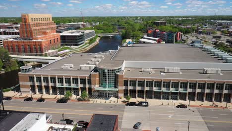 Lansing-Center-convention-center-in-Lansing,-Michigan-with-drone-video-moving-down