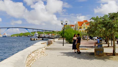 Junges-Paar-Macht-Ein-Selfie-In-Der-Nähe-Der-Queen-Juliana-Bridge-In-Saint-Anna-Bay,-Willemstad,-Auf-Der-Karibikinsel-Curacao