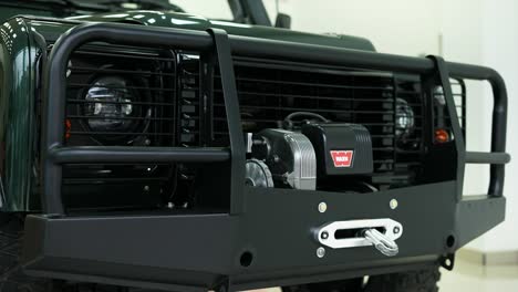 warn-winch-front-winch-for-land-rover-defender-classic-moss-green-110,-british-antique-safari-car