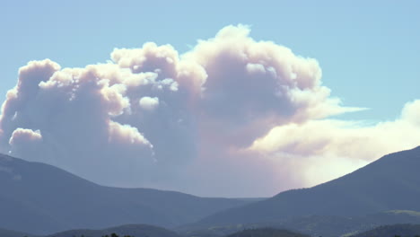 Panoramización-A-Través-Del-Cañón-De-La-Pantorrilla-Ermitaños-Pico-De-Humo-De-Incendios-Forestales,-Nuevo-México-2022