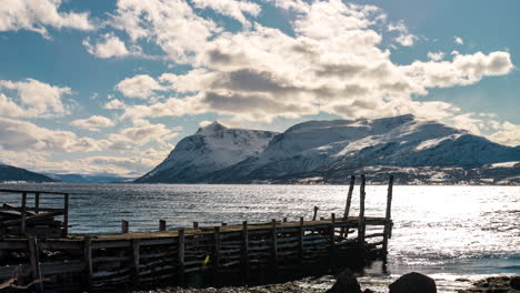 Atemberaubender-Blick-Auf-Die-Berge-Und-Das-Meer-Im-Frühling-Am-Malangen-Fjord-In-Norwegen-–-Zeitrafferaufnahme