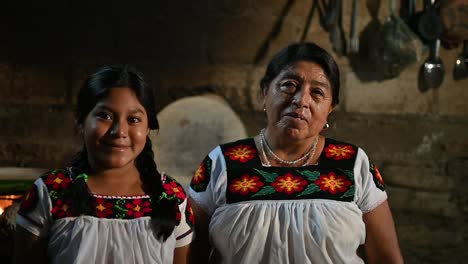 Pueblo-Mexicano,-Una-Nieta-Y-Su-Abuela-En-Una-Cocina-Antigua-Y-Tradicional