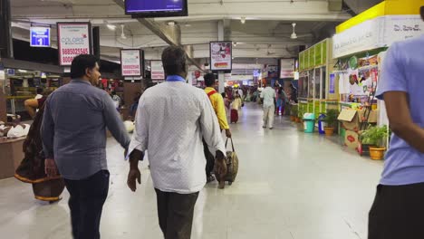 Passanten-Am-Bahnhof-Von-Hyderabad